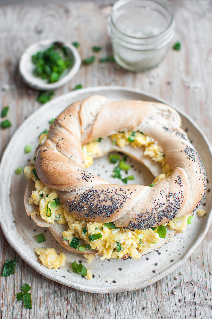 Bagel-Sandwich mit Rührei und Frühlingszwiebeln