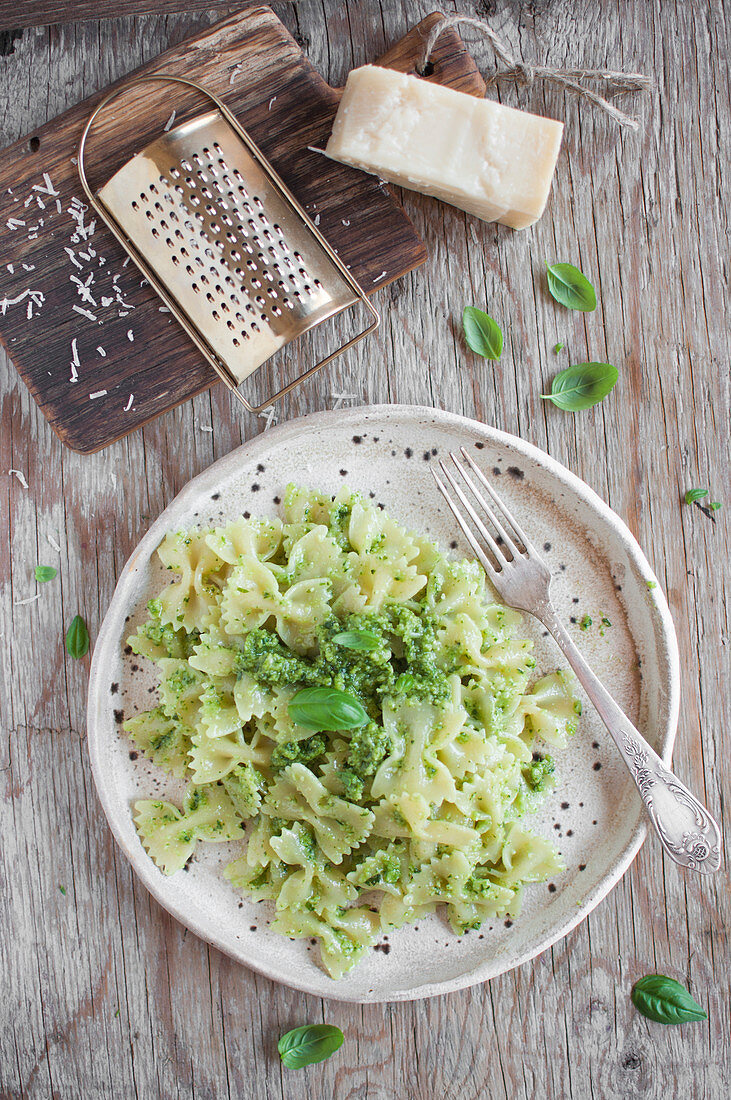 Farfalle mit Basilikumpesto und Parmesan