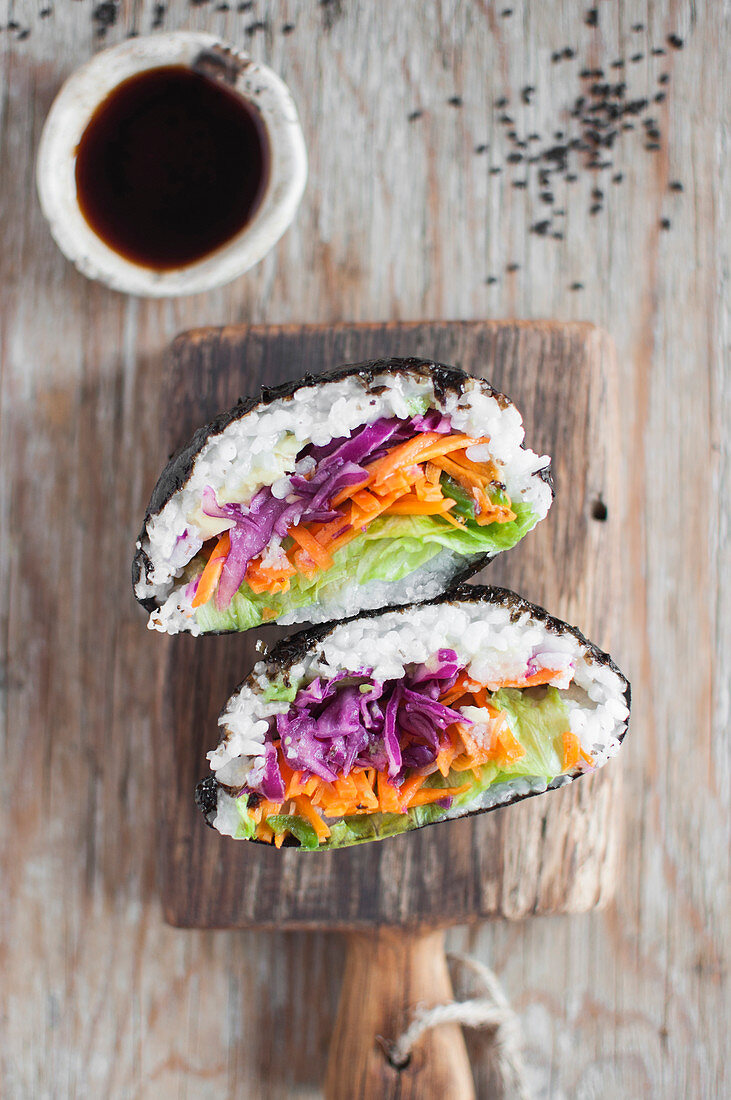 Onigirazu (japanisches Sushi-Sandwich) mit Nori, Sushireis, Pickles, Avocado und Wasabi