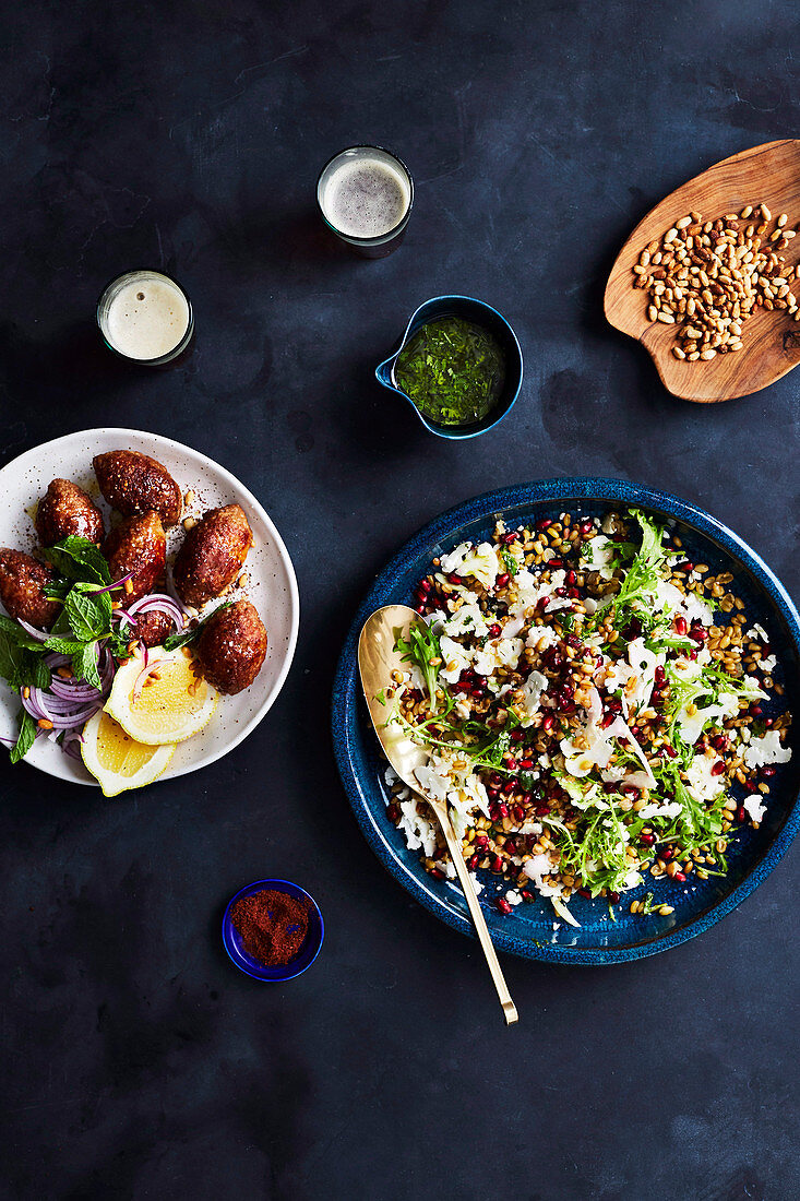 Freekeh-Salat mit Blumenkohl und Kräuterdressing, dazu Kibbeh