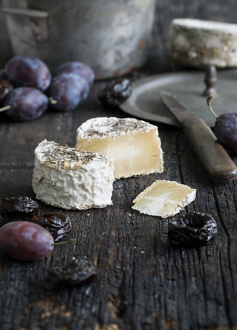 Blue cheese with rosemary and plums