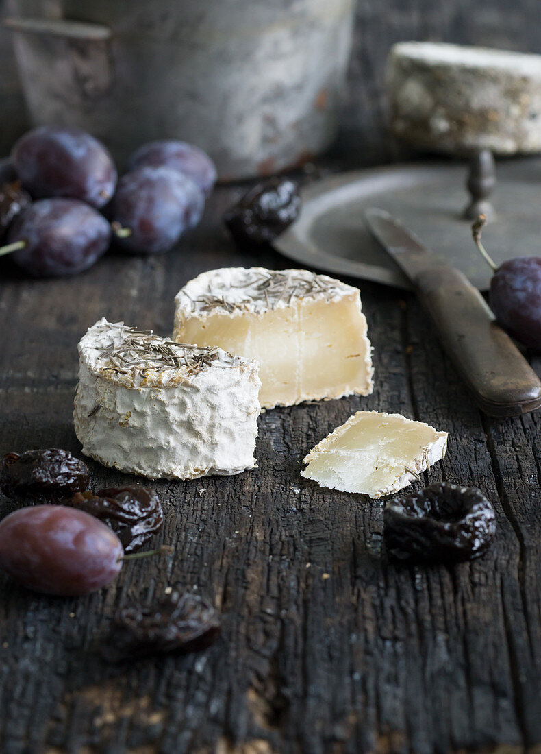 Schimmelkäse mit Rosmarin und Zwetschgen