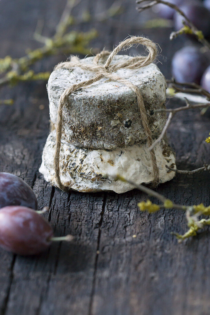 Blue cheese with string and plums