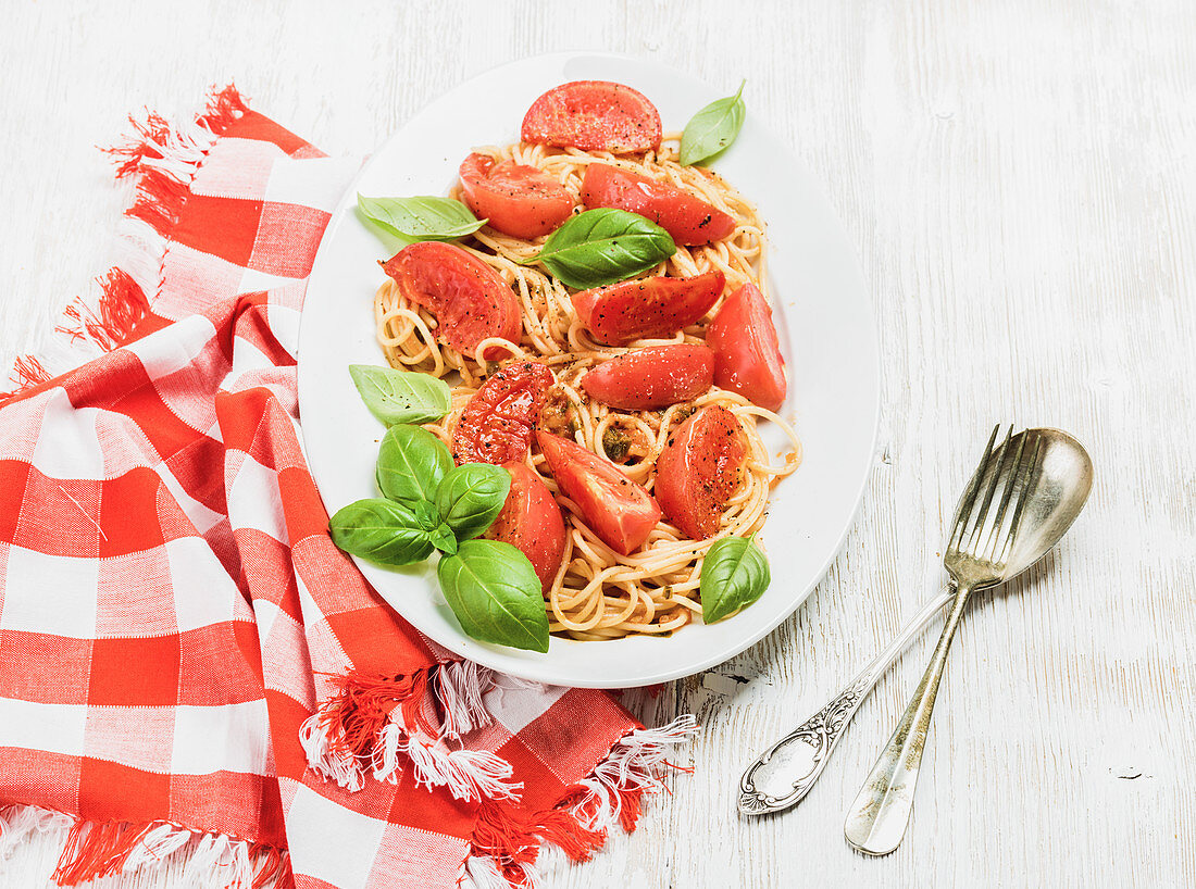Spaghetti mit gebratenen Tomaten und frischem Basilikum