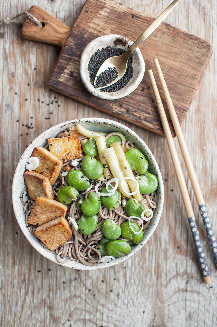 Yakisoba mit gebratenem Tofu, Bohnen, Frühlingszwiebeln und schwarzem Sesam