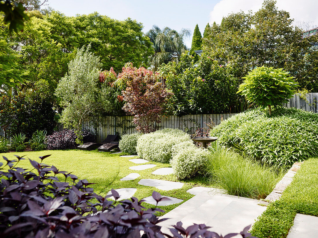 Elegant angelegter Garten mit Rasenfläche