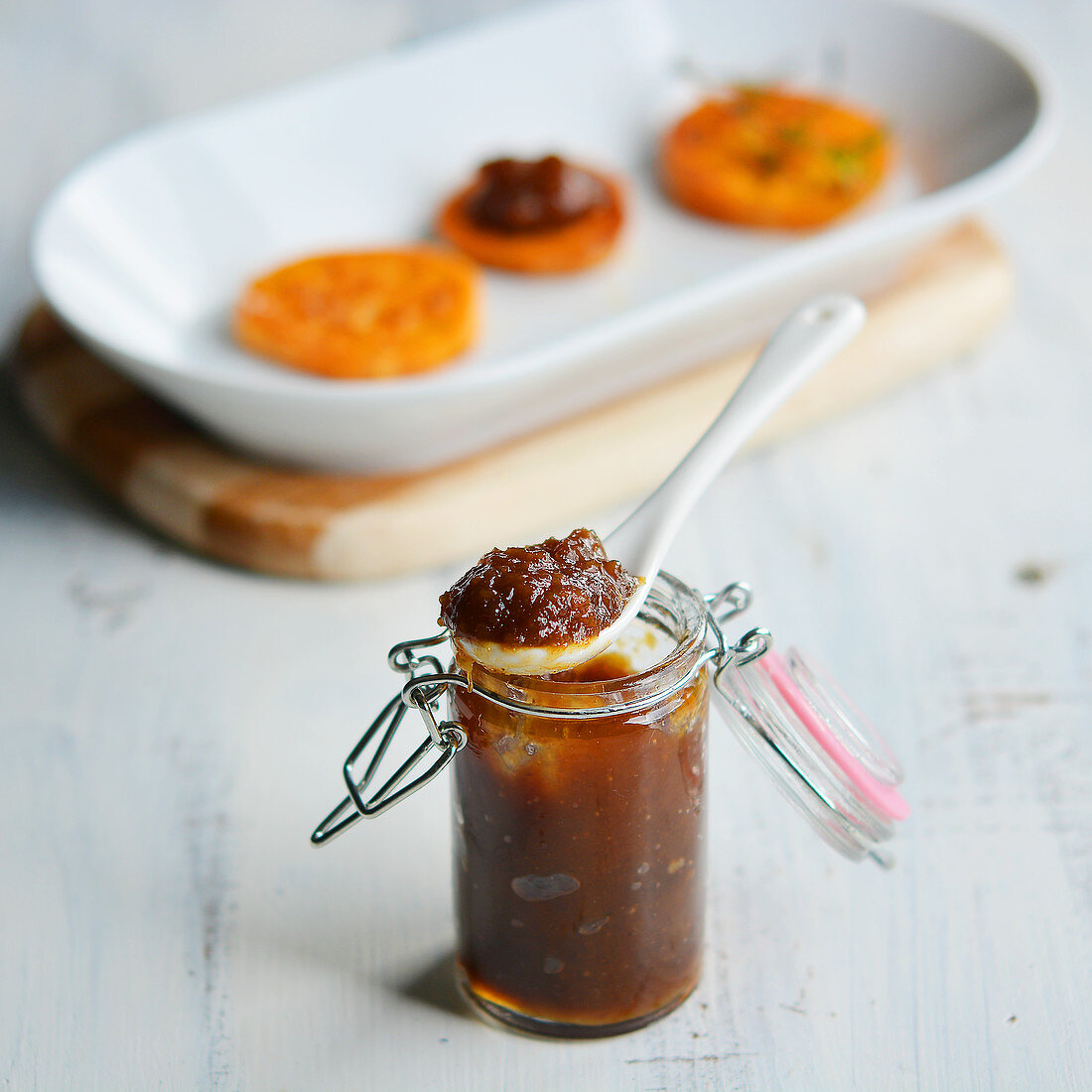 Möhren-Zwiebel-Chutney im Glas und auf Süsskartoffelscheiben