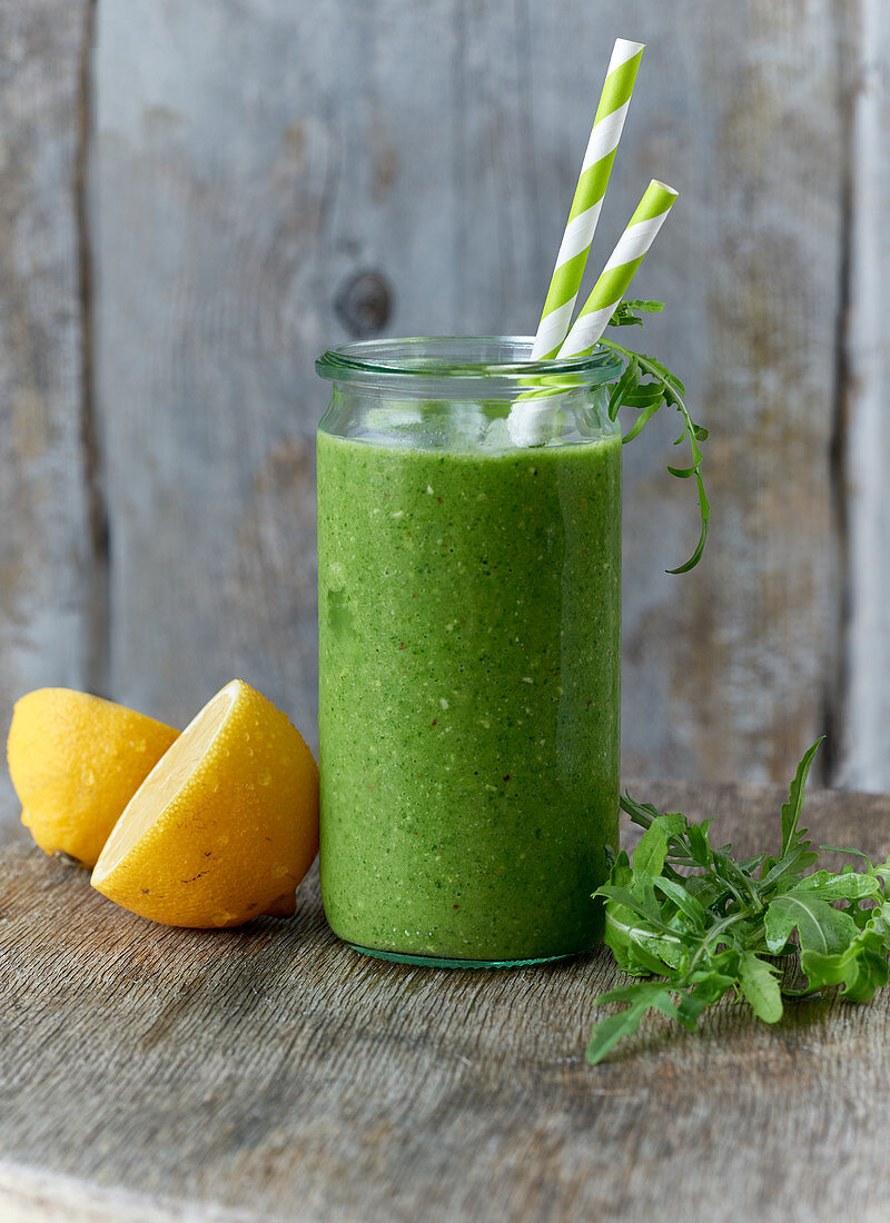 A green smoothie with lemon