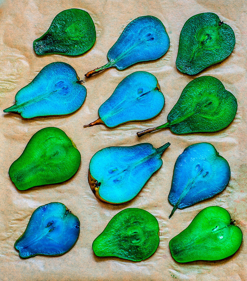 Blau und grün gefärbte Birnen als Kuchenverzierung