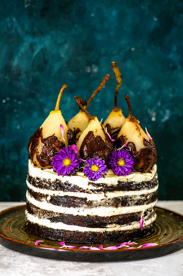 Naked Cake mit Birnen, Schokolade und Blumen