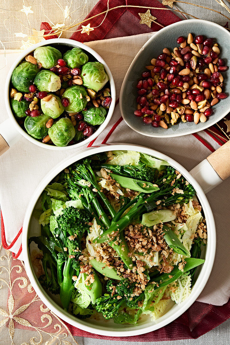 Rosenkohl, Wirsing und Brokkoli mit Granatapfelkernen und Nüssen zu Weihnachten