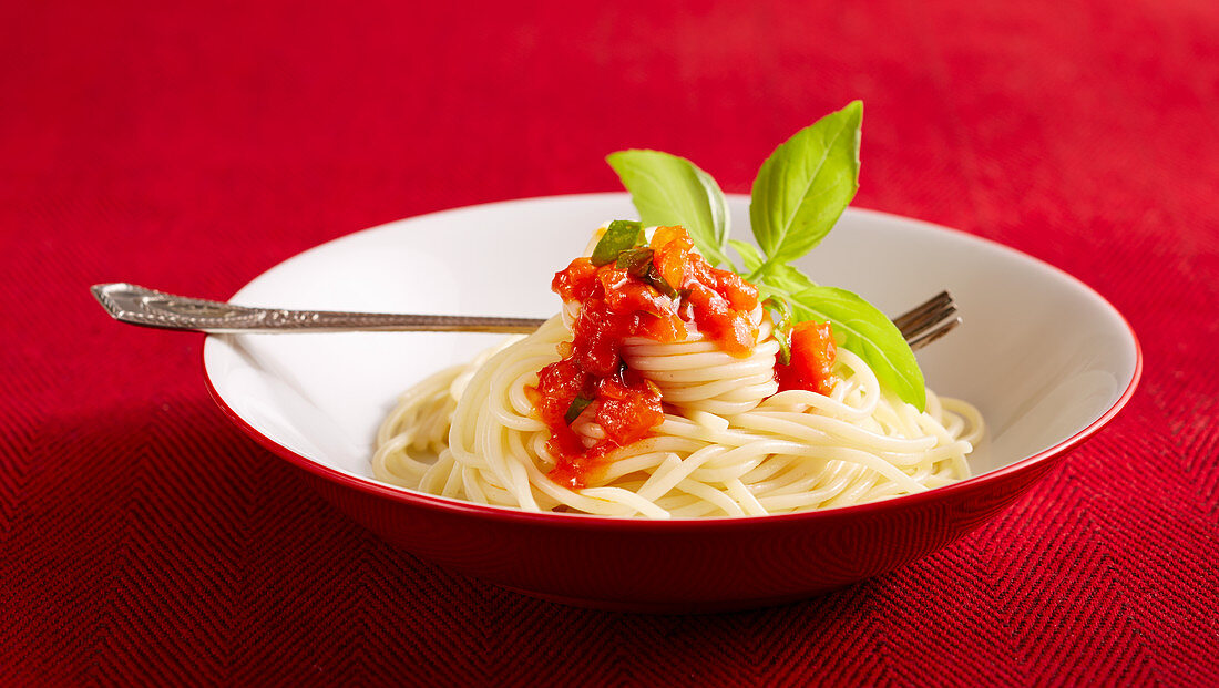 Spaghetti mit Tomatensauce und Basilikum