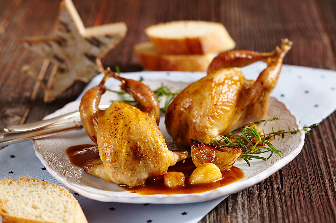 Spanish-style garlic quail with gravy and white bread