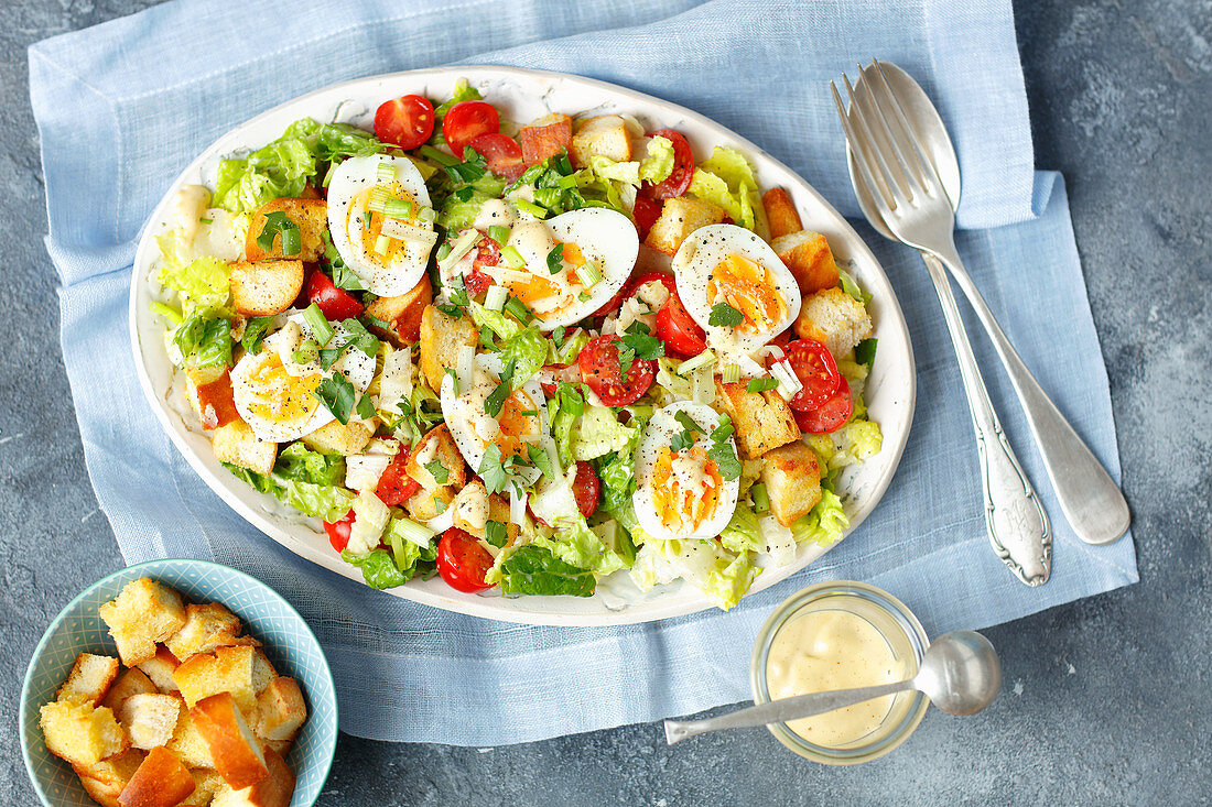 Salat mit Ei, Kirschtomaten, Croûtons und hausgemachter Mayo