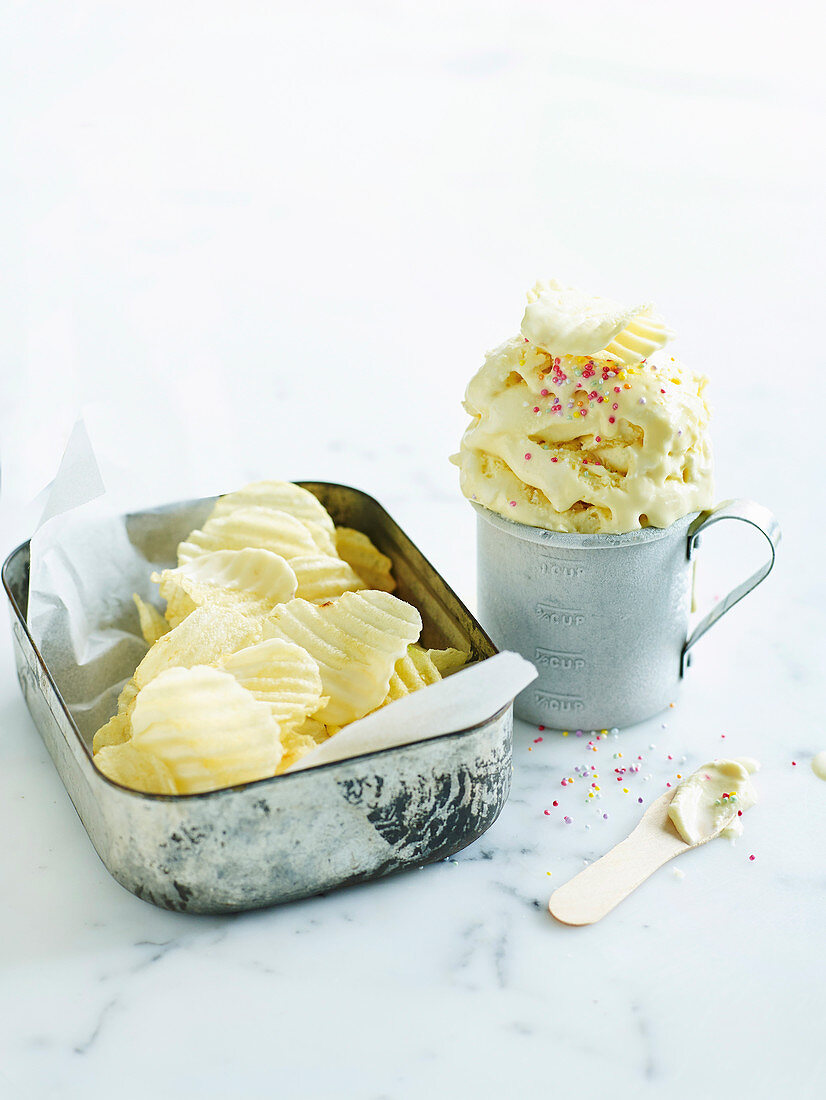 Weisses Schokoladeneis mit Kartoffelchips