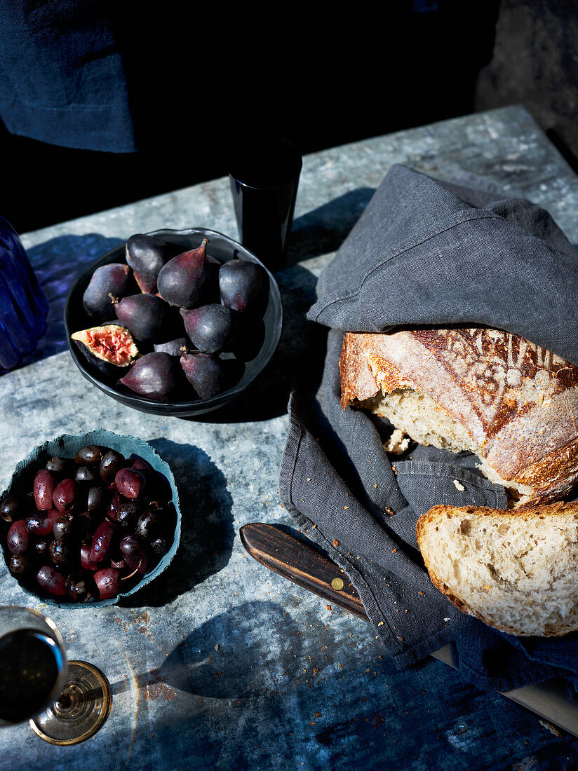 Gebrochenes Brot, Feigen, Oliven und Wein