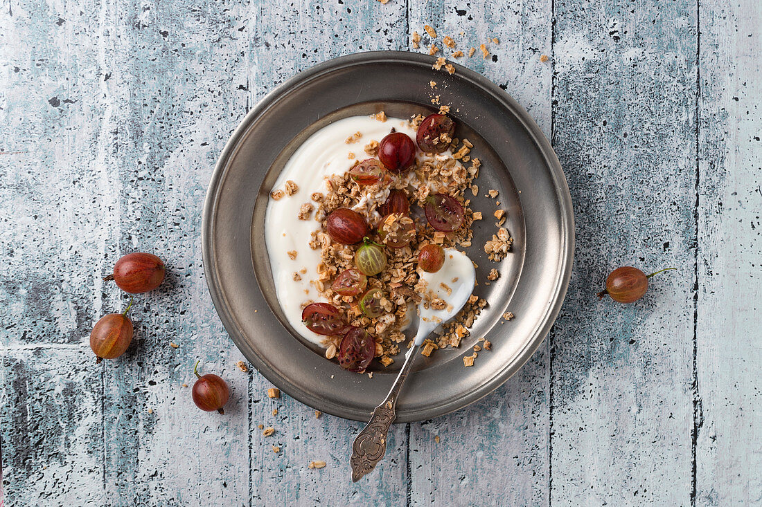 Joghurt mit Müsli und Stachelbeeren