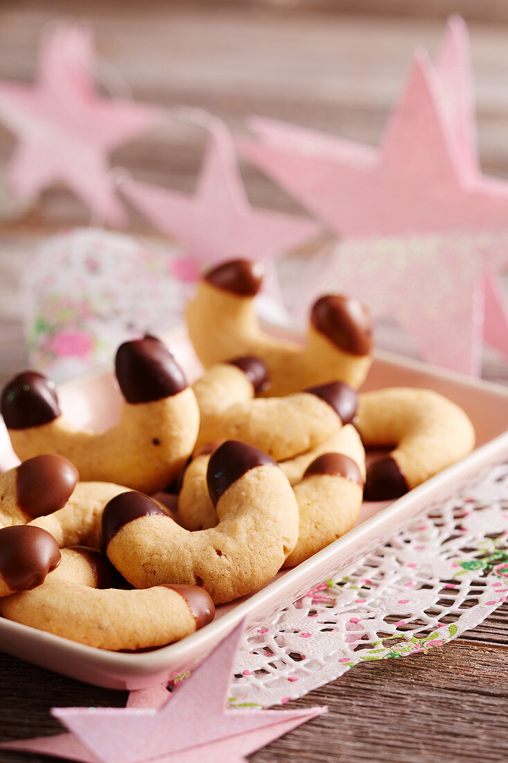 Kipferl mit Schokoladenkuvertüre zu Weihnachten