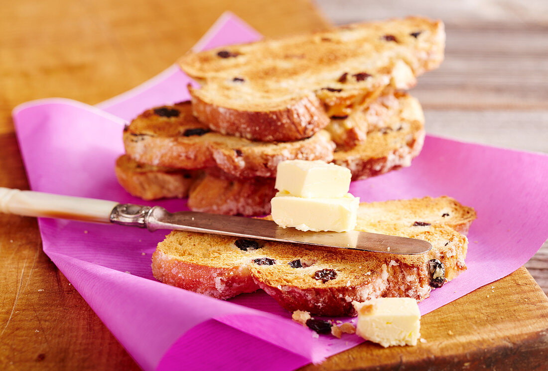 Getoasteter Hefezopf mit Rosinen und Butter (weihnachtlich)