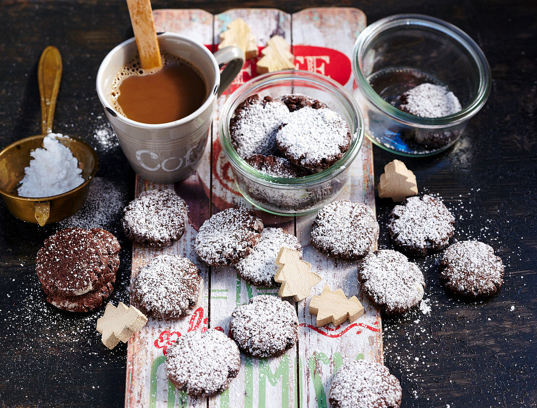 Snow Caps - dunkle Schokoladenplätzchen mit Puderzucker zu Weihnachten, Tasse Kaffee