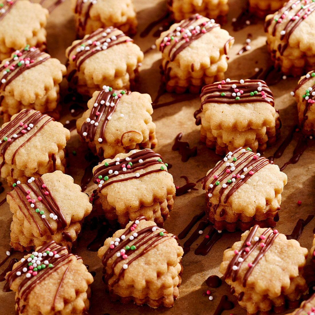 Weihnachtsplätzchen mit Schokostreifen und Zuckerperlen