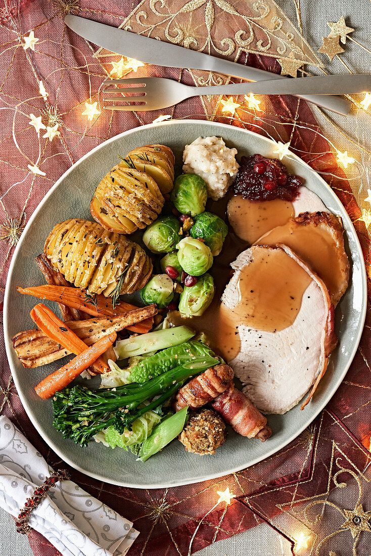Weihnachtstruthahn mit Bacon, Gemüse und Hasselback-Kartoffeln