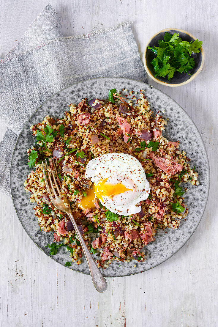 Hamhock Hash mit pochiertem Ei (England)