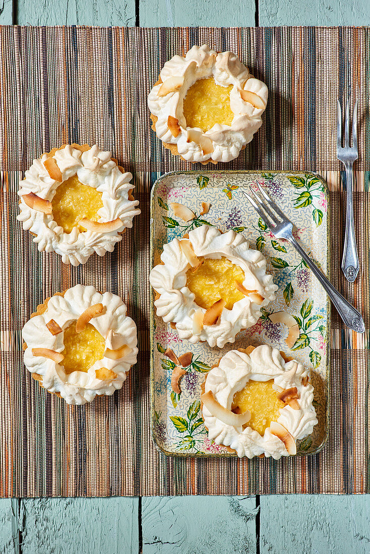 Small meringue tarts with pineapple and coconut