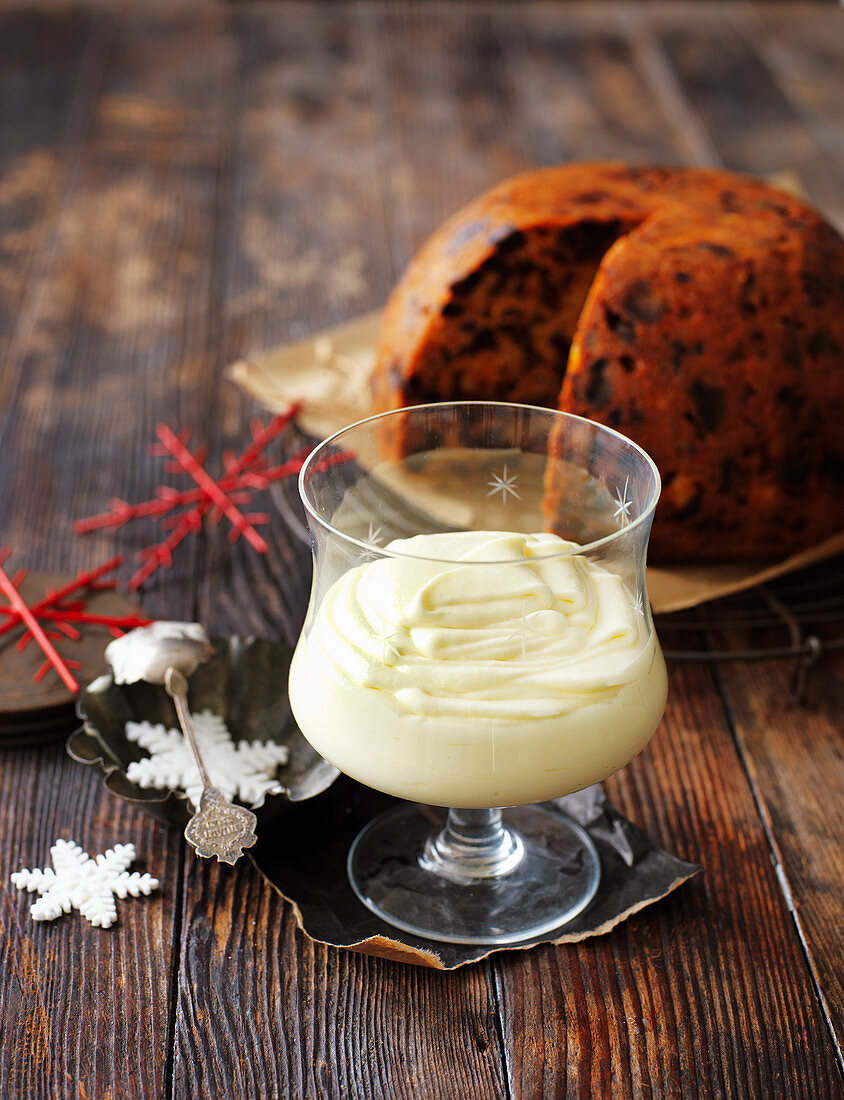 Christmas Pudding und Rum-Sahne-Sauce zu Weihnachten (England)