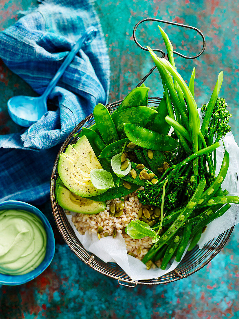 Green-Goddess-Bowl mit Gemüse und Reis