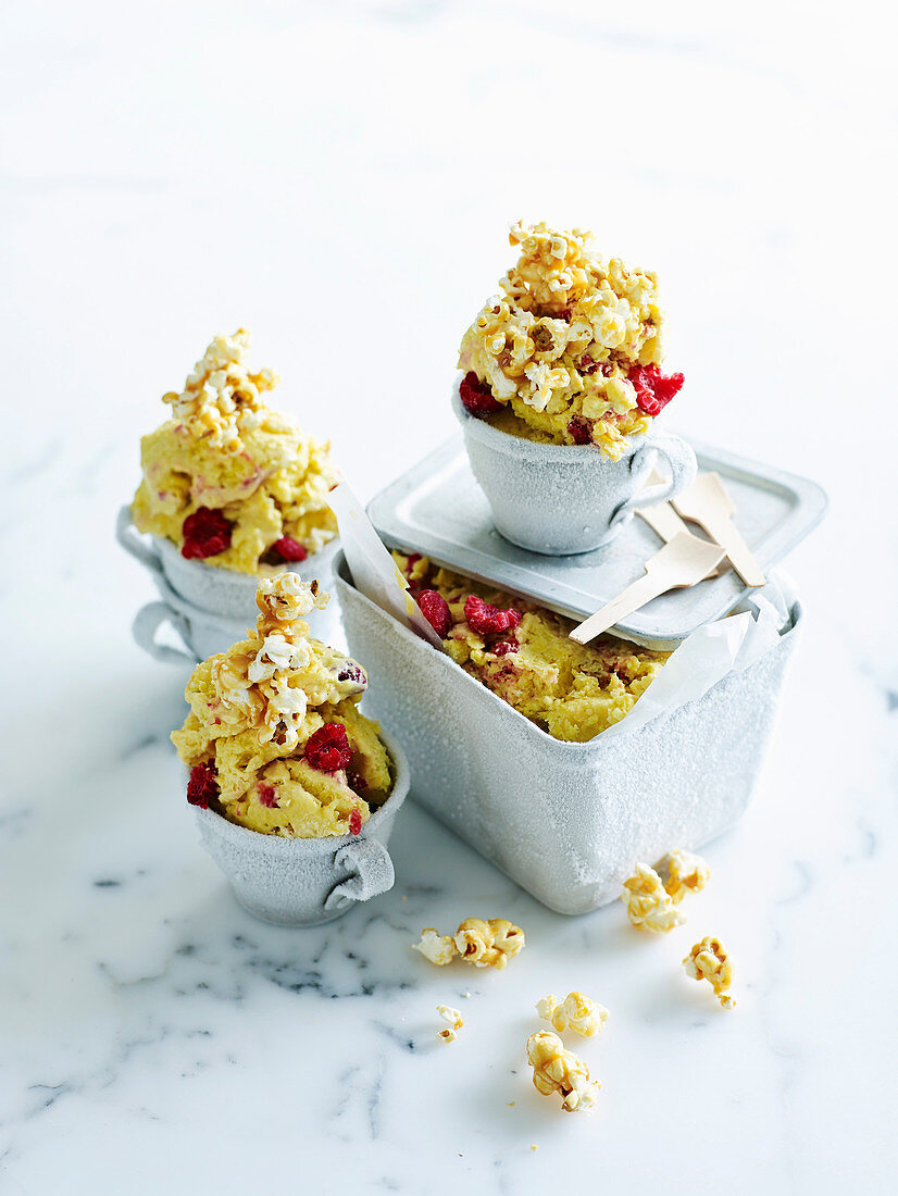 Popcorn-Eis mit Himbeeren
