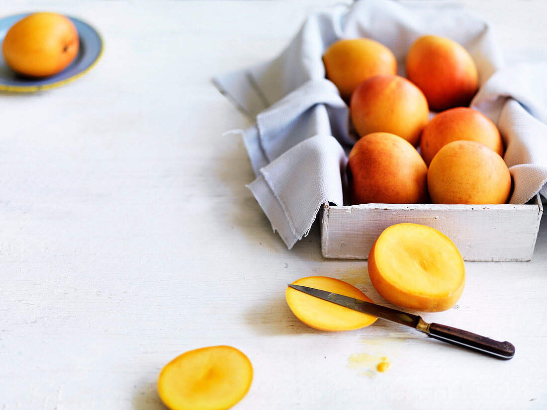Frische Mangos, ganz und angeschnitten