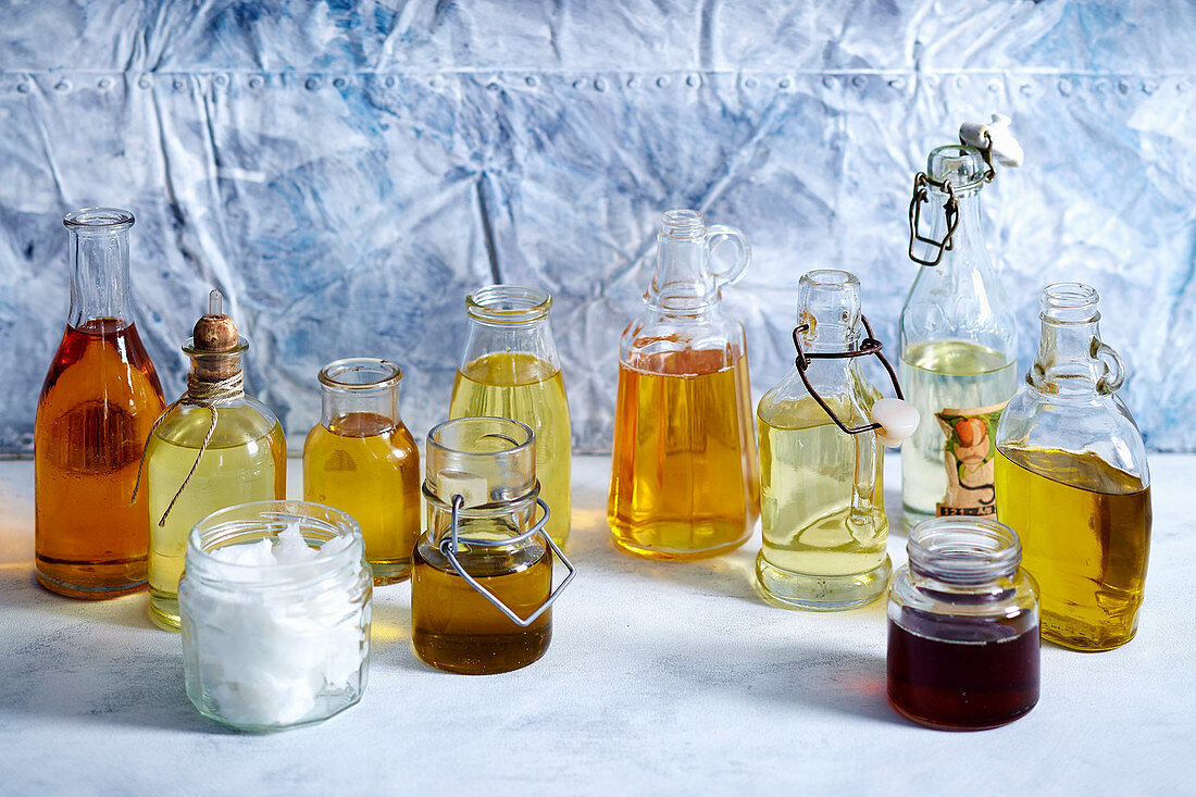 Stillleben mit verschiedenen Ölen in Flaschen und Glasgefässen