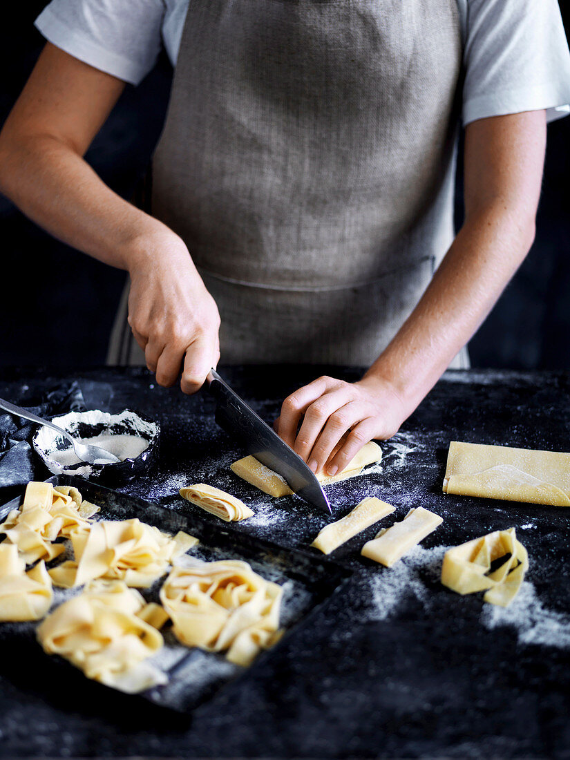 Cutting pasta dough