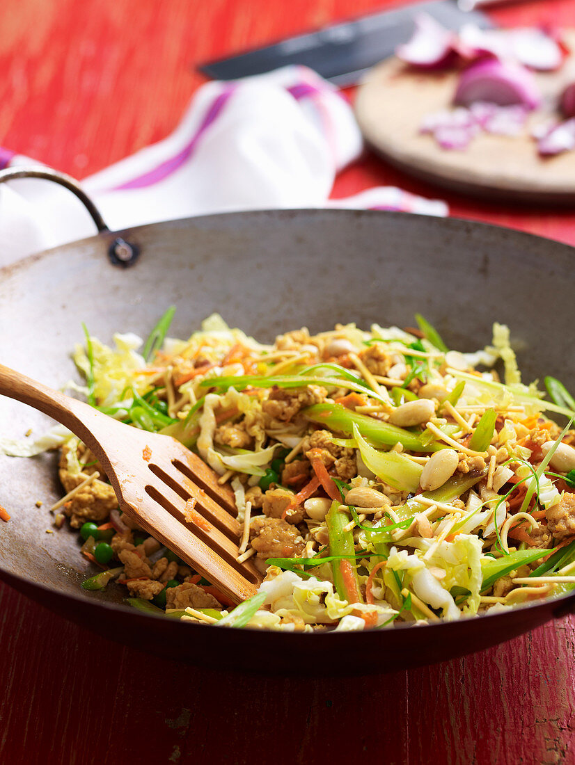 Chow Mein (Bratnudeln mit Fleisch und Gemüse) im Wok
