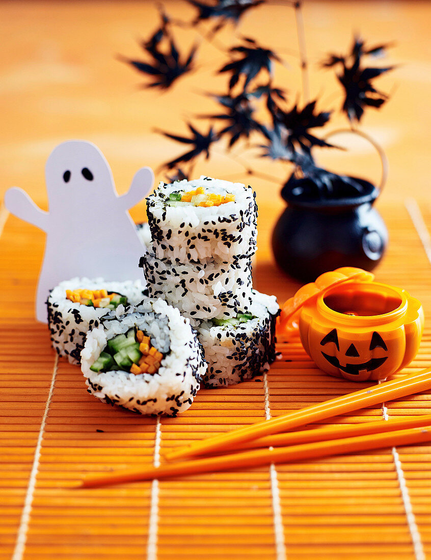 Inside-out-Sushi (vegetarisch) zu Halloween