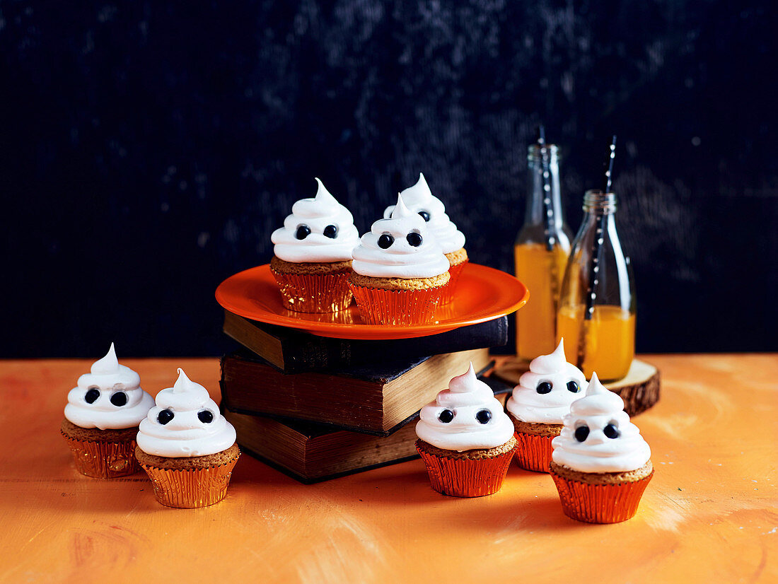 weiße-Schokoladen-Geister-Cupcakes zu Halloween