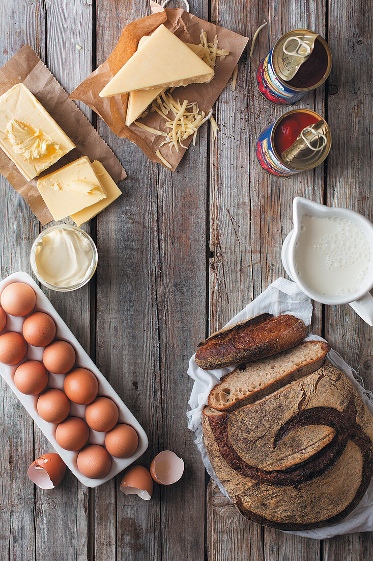 Brotlaib, Eier, Milchprodukte und Dosentomaten