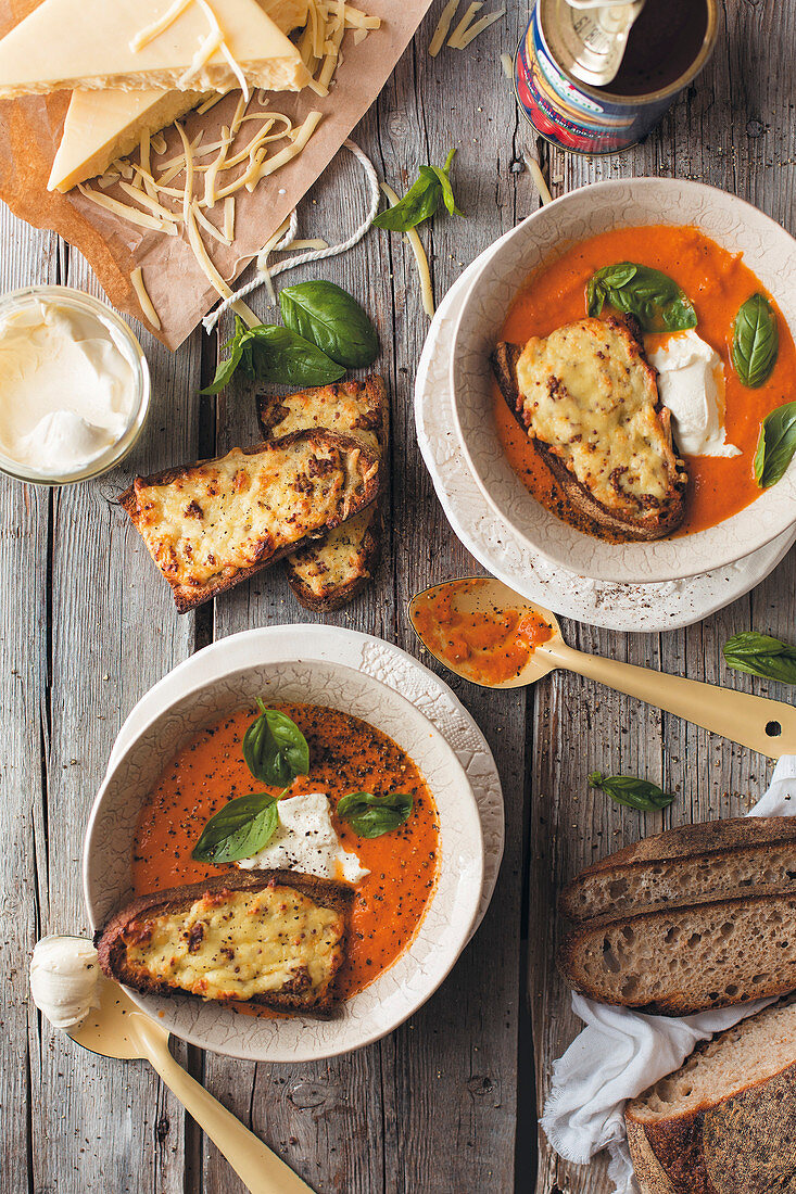 Tomatencremesuppe mit gerösteten Käsebroten