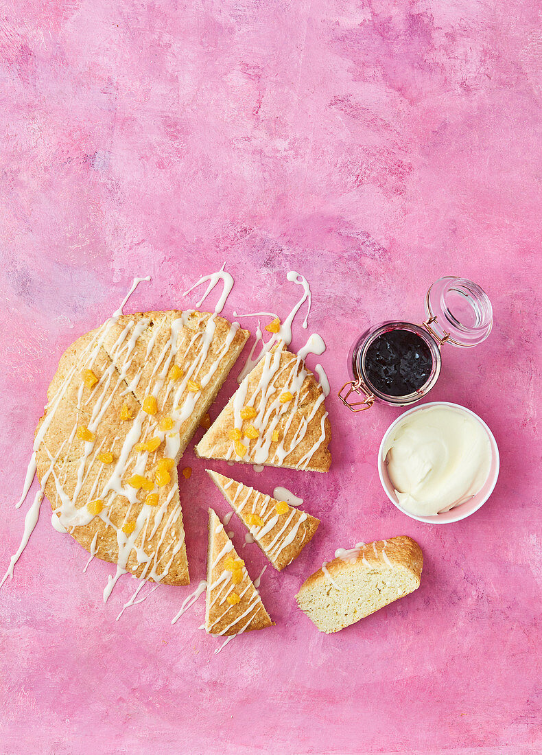 Riesiger Orangen-Scone-Kuchen mit Mascarponecreme