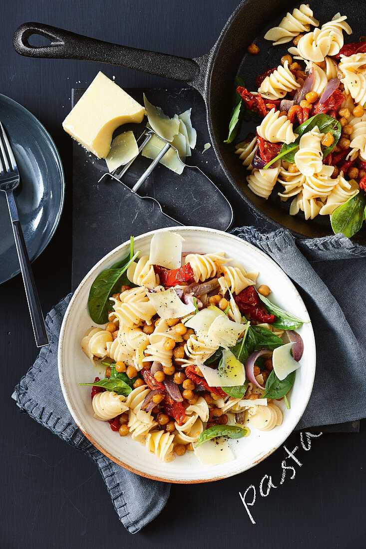 Nudeln mit knusprigen Kichererbsen, Spinat und eingelegten Tomaten