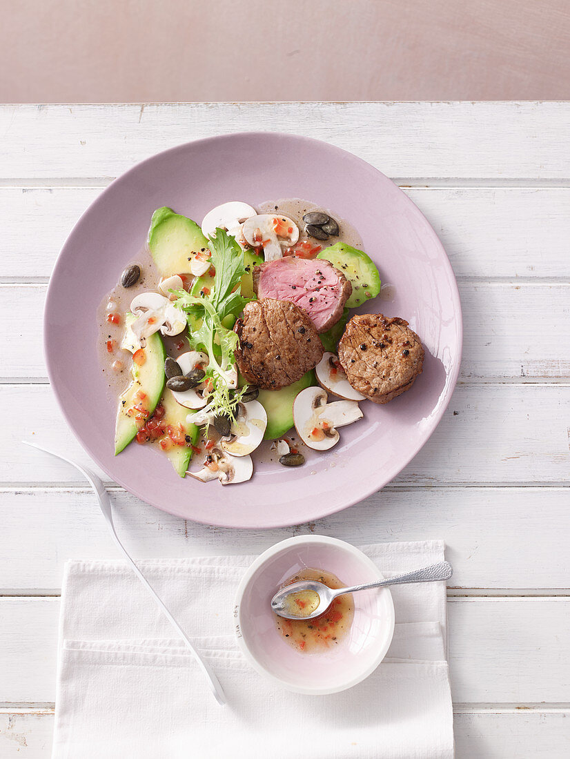 Schweinemedaillons mit Avocado-Pilz-Carpaccio