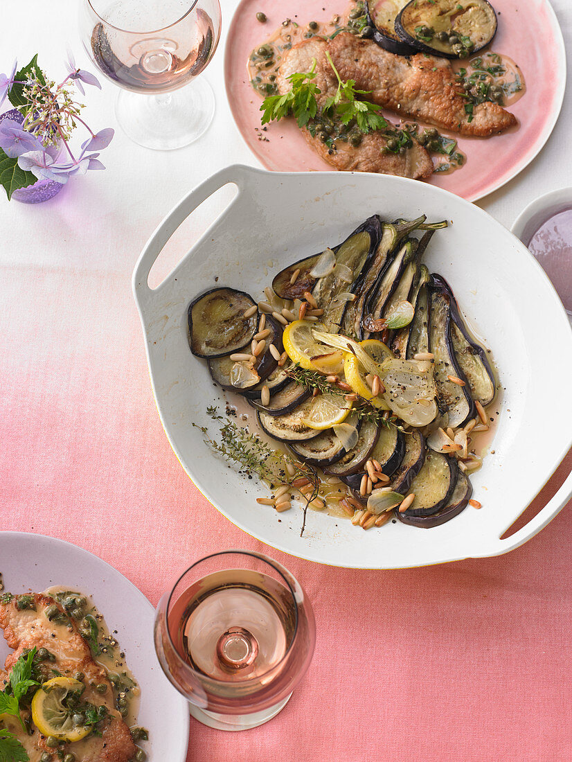 Scaloppine in Petersilien-Kapern-Butter auf Auberginen