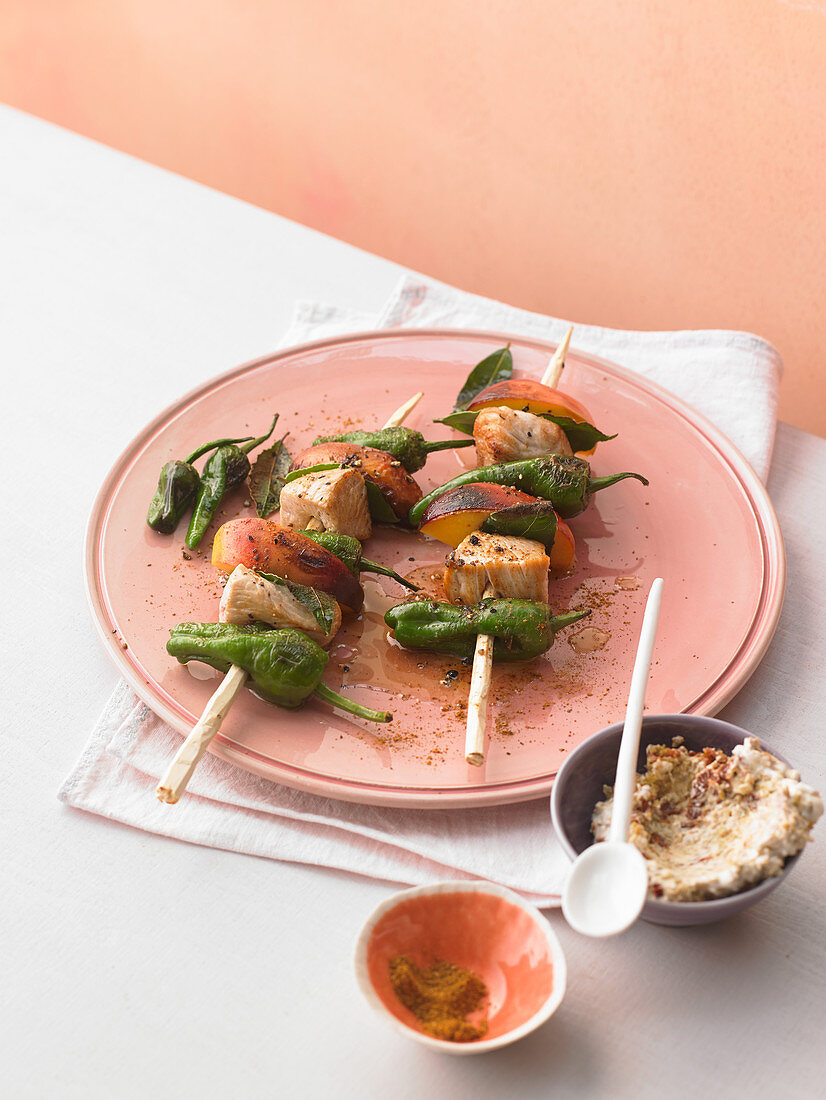 Summery poultry kebabs with peaches, chili peppers and an olive dip