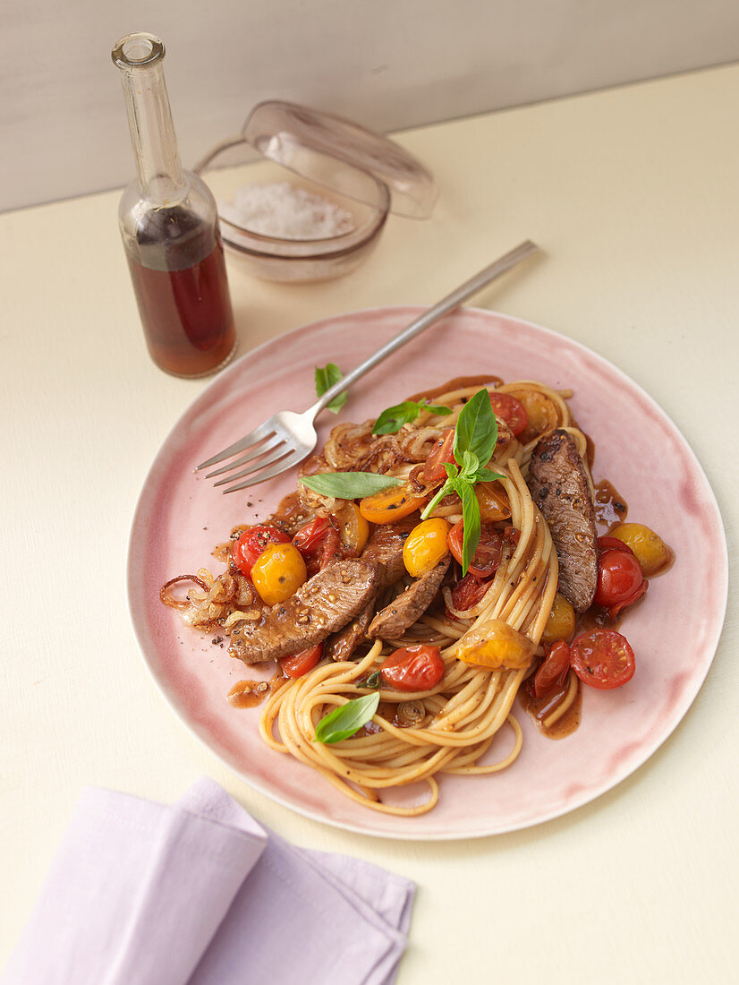Tomaten-Röstzwiebel-Pfanne mit Lamm und Spaghetti