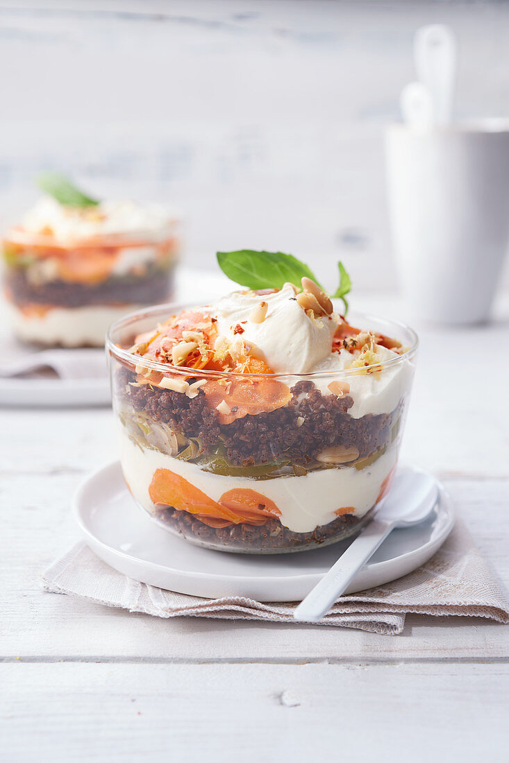 Antipasti-Tiramisu mit Pumpernickelcrumble