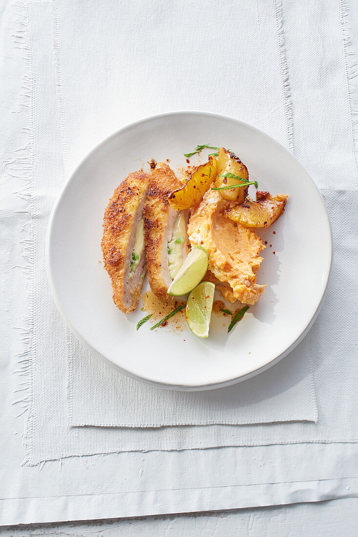 Cordon bleu Creole mit karamellisierter Ananas und Süsskartoffelpüree