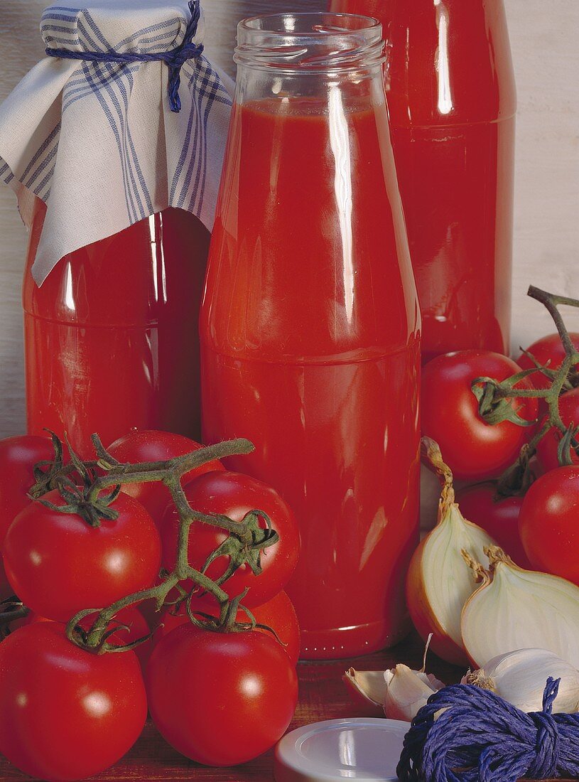 Selbstgemachtes Tomatenketchup in Flaschen