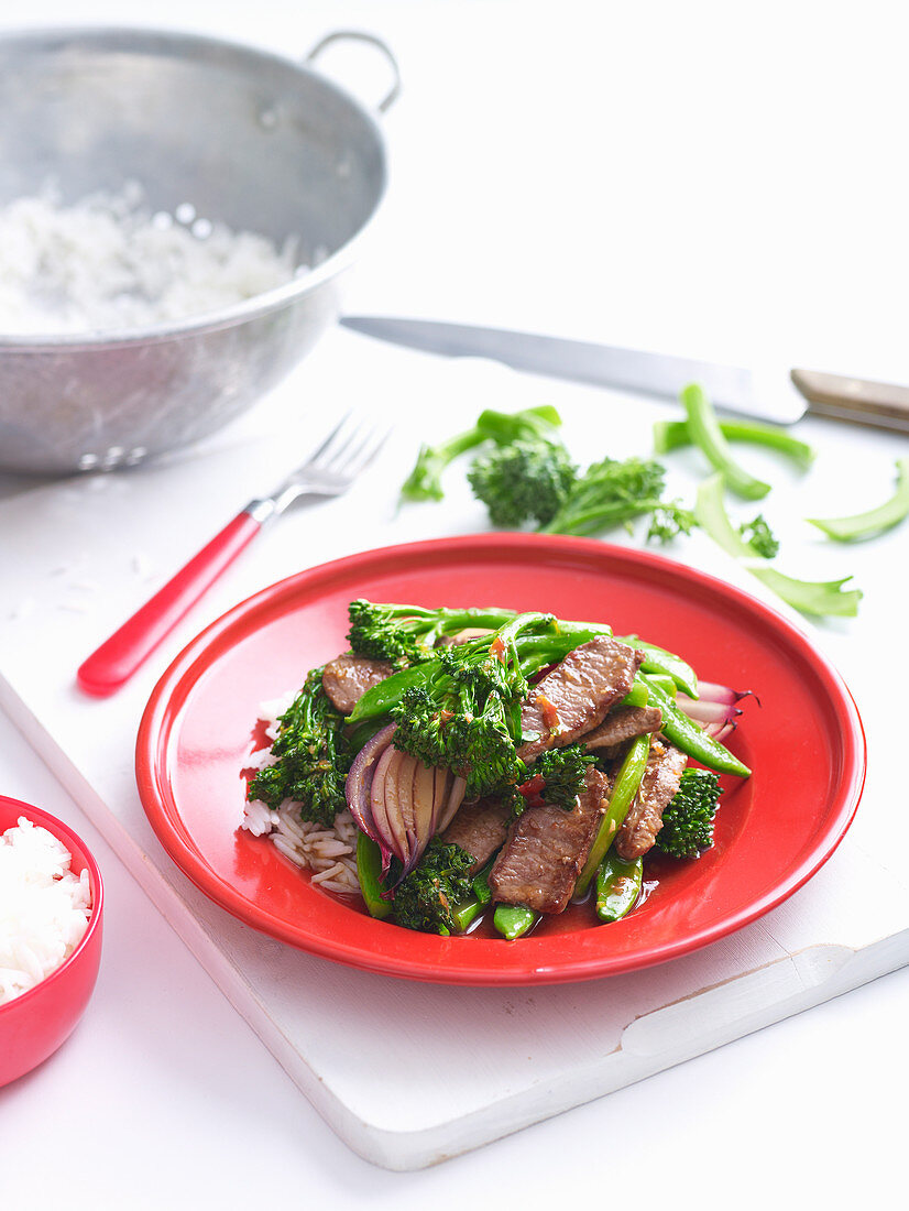 Lammstreifen mit Broccolini und roten Zwiebeln auf Reis