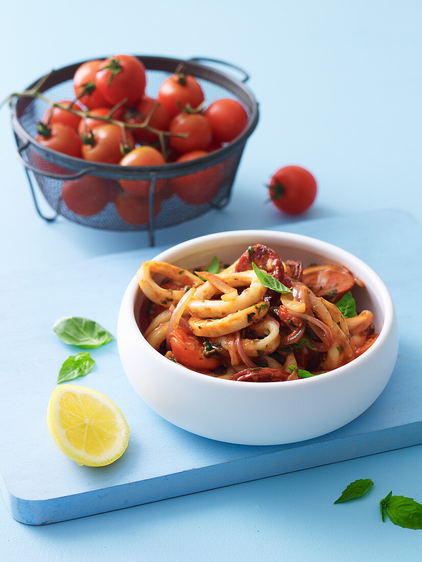 Tintenfischringe in scharfer Tomatensauce mit Basilikum